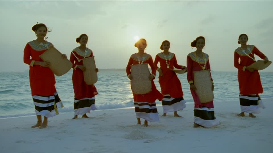 708281616-sun-island-square-dance-national-costume-indian-ocean